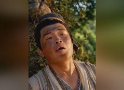 荒年全村啃树皮我带全家咔咔炫肉,一家人的生存智慧与坚韧